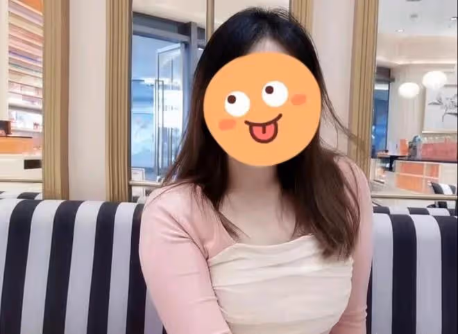 「坑爺」孫女私生活被曝光,和男友酒店約會,在國外炫富疑似移民