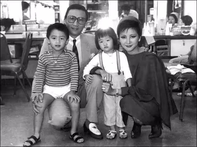 時隔23年,謝霆鋒王菲高調再曬親密照,全網炸了:求求你放過張柏芝吧!