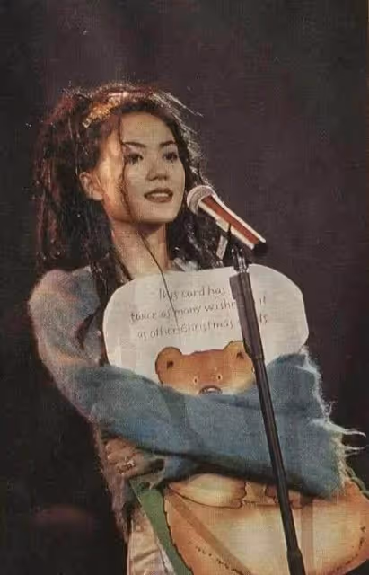 時隔23年,謝霆鋒王菲高調再曬親密照,全網炸了:求求你放過張柏芝吧!