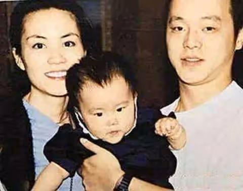 時隔23年,謝霆鋒王菲高調再曬親密照,全網炸了:求求你放過張柏芝吧!