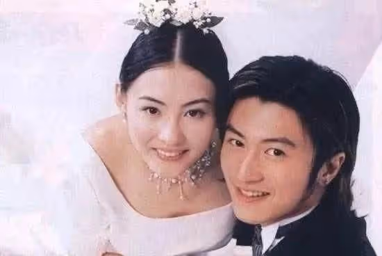 時隔23年,謝霆鋒王菲高調再曬親密照,全網炸了:求求你放過張柏芝吧!