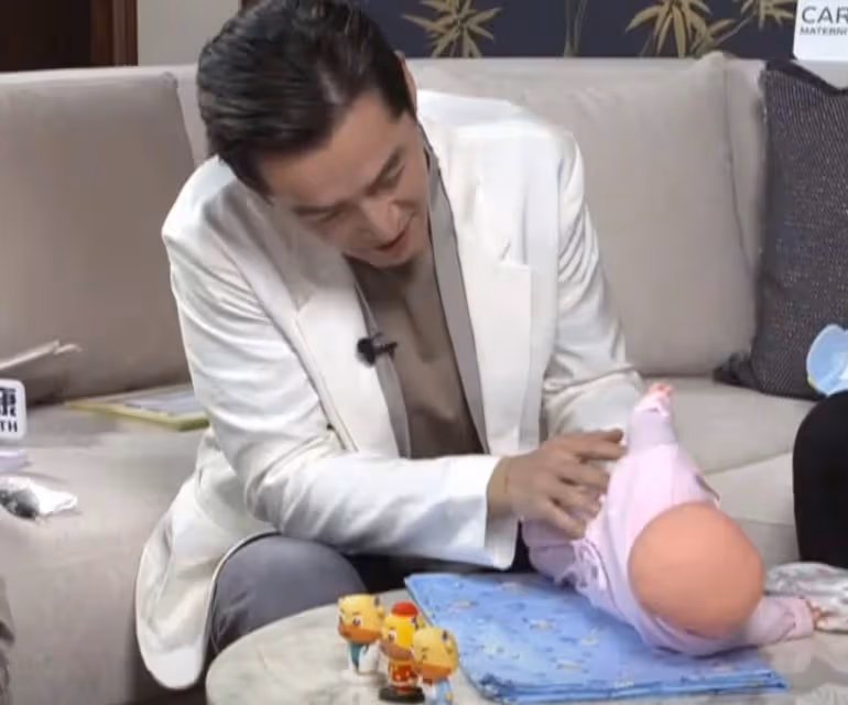 胡歌首談女兒,劇組拍戲不能陪老婆坐月子,看到女兒照片就哭了