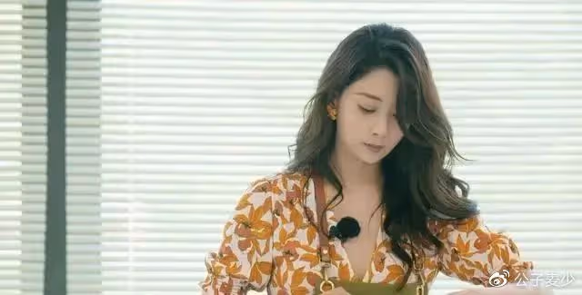 許晴的臀、殷桃的唇、李小冉的胸,這3位中年女星誰能頂得住?