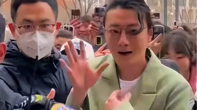 蘇小玎被打上「恥辱」標籤，連容貌都成原罪，可他只是想生存而已