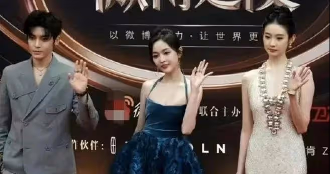 微博之夜紅毯尷尬多：張婧儀顯壯，黃奕太怪，還有多人險「走光」