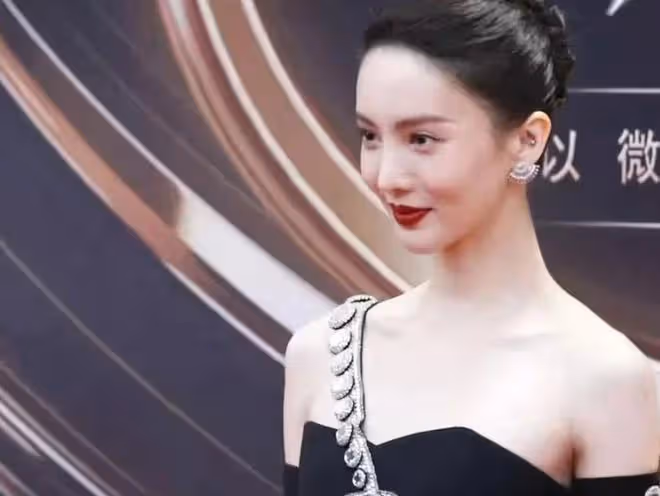 微博之夜紅毯尷尬多：張婧儀顯壯，黃奕太怪，還有多人險「走光」