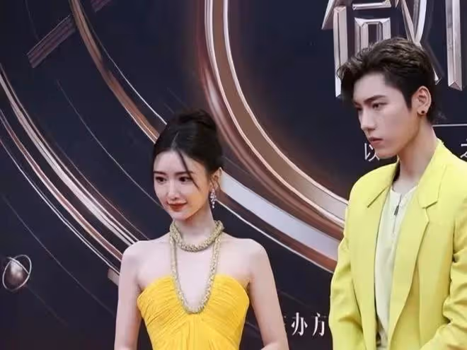 微博之夜紅毯尷尬多：張婧儀顯壯，黃奕太怪，還有多人險「走光」
