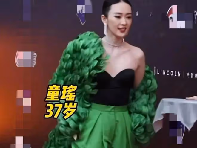微博之夜紅毯尷尬多：張婧儀顯壯，黃奕太怪，還有多人險「走光」