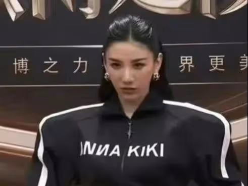 微博之夜紅毯尷尬多：張婧儀顯壯，黃奕太怪，還有多人險「走光」