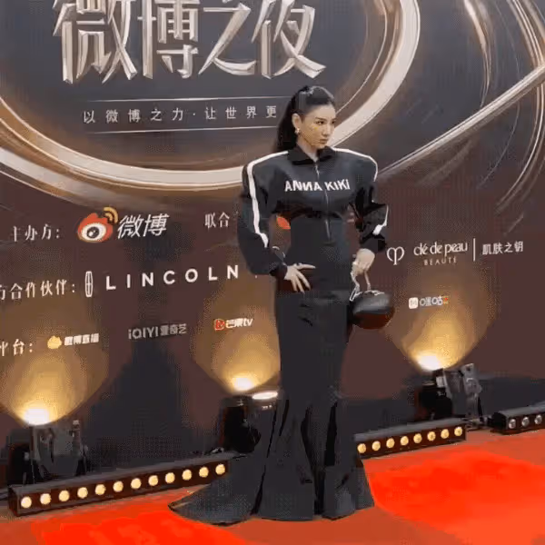 微博之夜紅毯尷尬多：張婧儀顯壯，黃奕太怪，還有多人險「走光」