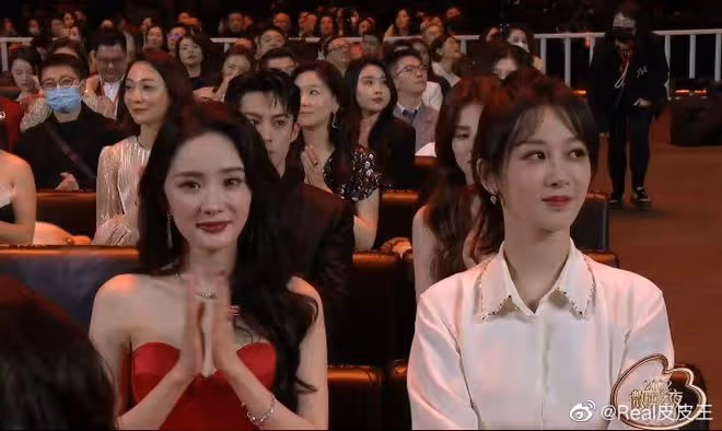 微博之夜：十大同框名場面，李現為熱巴提裙子，唐嫣20分鐘才進場