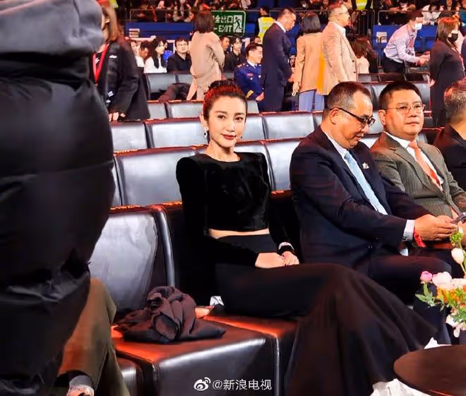 微博之夜：十大同框名場面，李現為熱巴提裙子，唐嫣20分鐘才進場