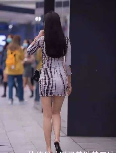 連衣裙的搭配更顯簡約，打破單調格局，展現知性美