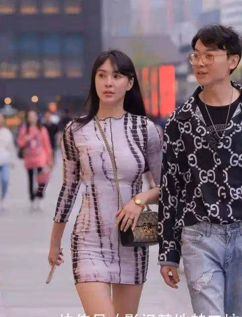 連衣裙的搭配更顯簡約，打破單調格局，展現知性美