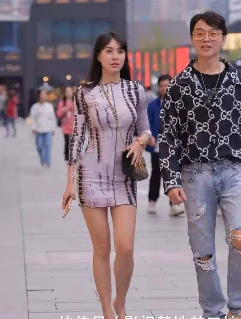 連衣裙的搭配更顯簡約，打破單調格局，展現知性美