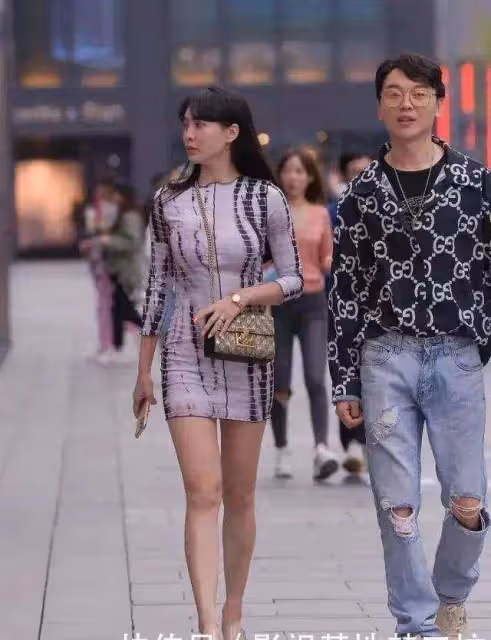 連衣裙的搭配更顯簡約，打破單調格局，展現知性美