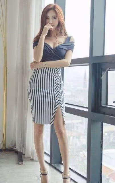 小姐姐時尚包臀裙，讓整個人都顯得知性成熟，有一種說不出的魅力