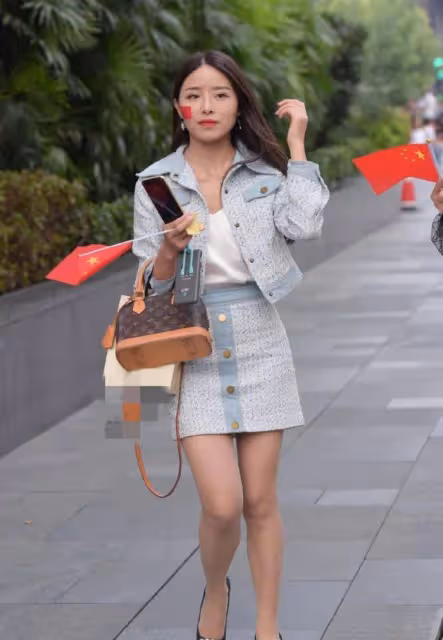 藍白粗花格子套裝，搭配黑色高跟鞋，有夏天的清涼也有知性的優雅