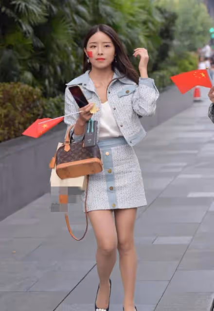 藍白粗花格子套裝，搭配黑色高跟鞋，有夏天的清涼也有知性的優雅