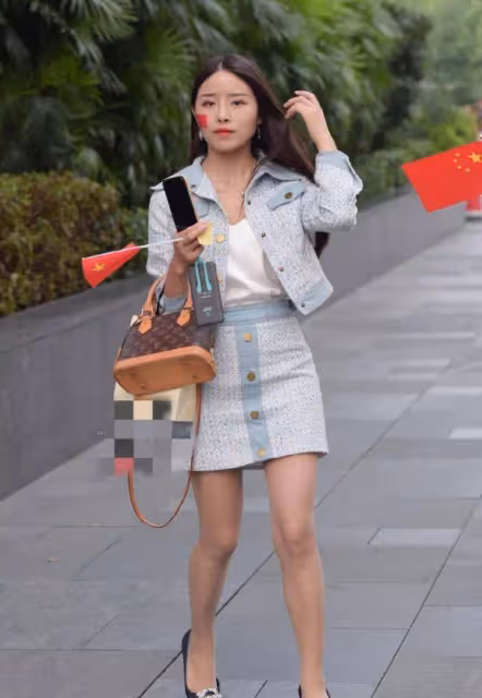 藍白粗花格子套裝，搭配黑色高跟鞋，有夏天的清涼也有知性的優雅