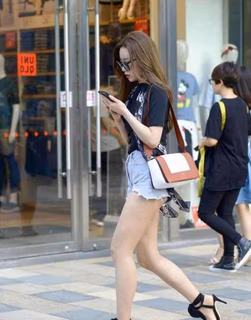 愛美的姑娘真會穿，選擇別致修短褲，展現知性美