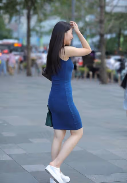 時尚穿搭，美女穿一條質感細膩的針織裙，盡顯知性優雅