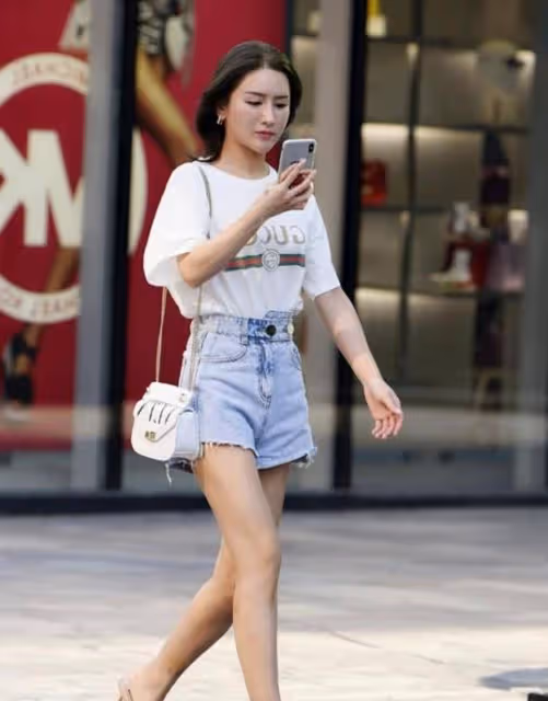時尚穿搭，美女穿一條質感細膩的針織裙，盡顯知性優雅