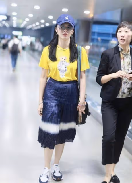 時尚穿搭，美女穿一條質感細膩的針織裙，盡顯知性優雅