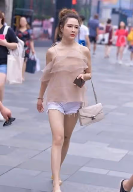 時尚穿搭，美女穿一條質感細膩的針織裙，盡顯知性優雅