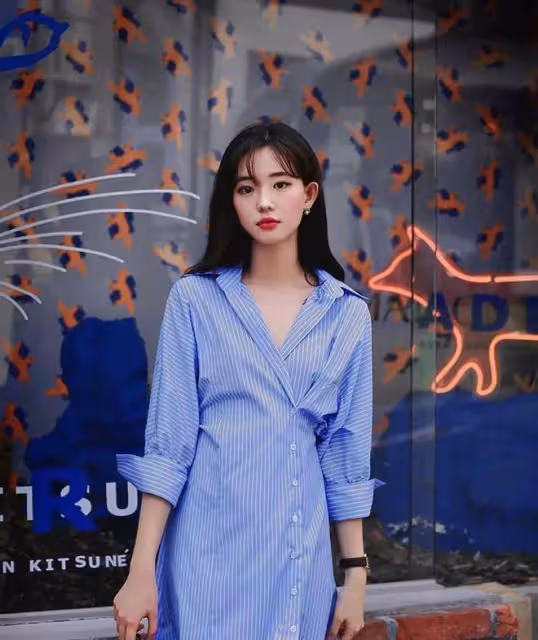 藍色穿搭真的太治癒了！夏日裡穿顯白又高級，太適合輕熟女性們了