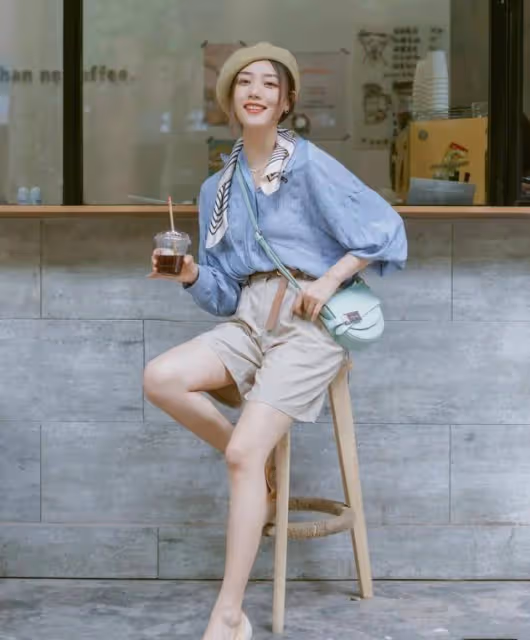 藍色穿搭真的太治癒了！夏日裡穿顯白又高級，太適合輕熟女性們了
