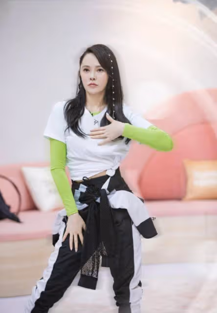伊能靜的「流水髮夾」好吸睛，適合長發女生，靈動減齡又活潑