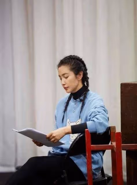 亮片裙選擇看李冰冰，紫色披風式霸氣瀟灑，肉色點綴式溫柔知性
