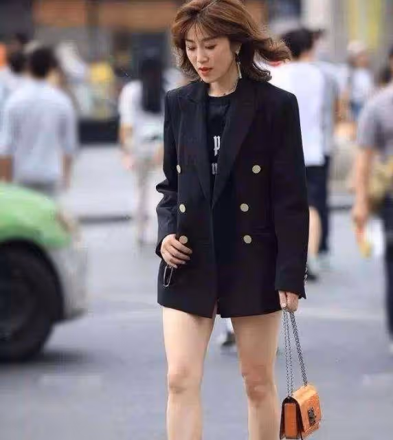性格女孩春季穿搭，成熟的黑色套裝外套+短褲搭配，大膽知性