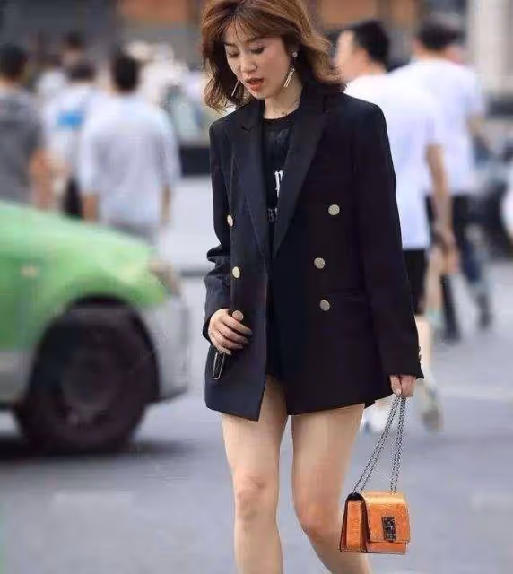 性格女孩春季穿搭，成熟的黑色套裝外套+短褲搭配，大膽知性