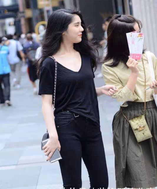 黑色百搭短袖搭配黑色緊身打底褲，優雅又知性，修飾身材比例