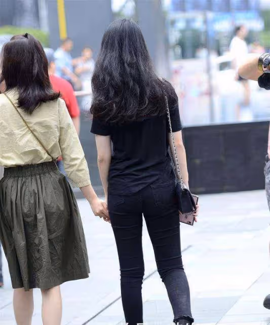 黑色百搭短袖搭配黑色緊身打底褲，優雅又知性，修飾身材比例