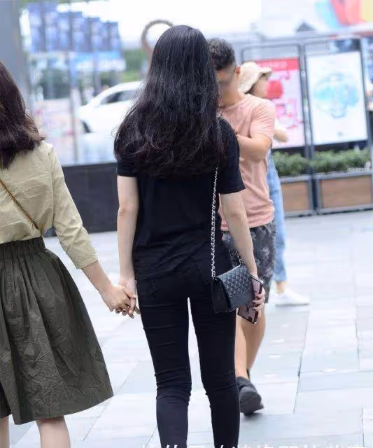 黑色百搭短袖搭配黑色緊身打底褲，優雅又知性，修飾身材比例