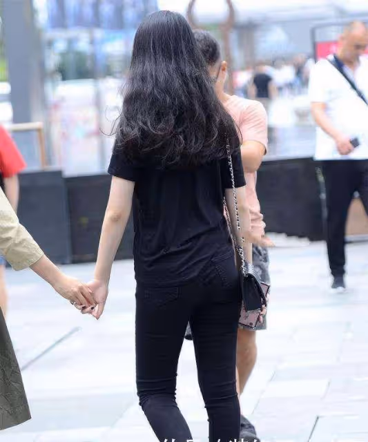 黑色百搭短袖搭配黑色緊身打底褲，優雅又知性，修飾身材比例