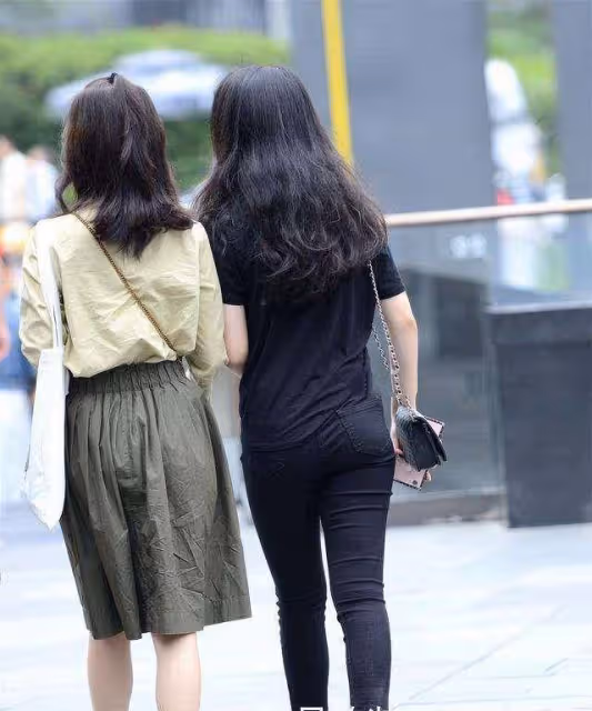黑色百搭短袖搭配黑色緊身打底褲，優雅又知性，修飾身材比例