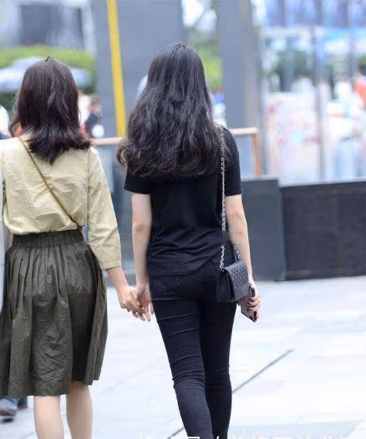 黑色百搭短袖搭配黑色緊身打底褲，優雅又知性，修飾身材比例
