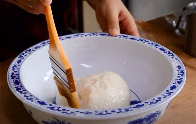 做死面卷子，記得要用這2種水和面，卷子鬆軟筋道，吃著不粘牙