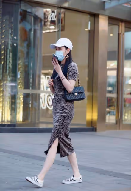 時尚穿搭，打底褲搭配休閒上衣，盡顯知性優雅女人味
