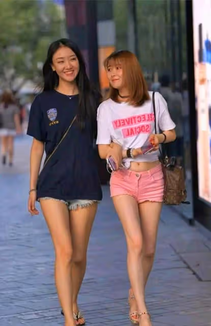 時尚穿搭，打底褲搭配休閒上衣，盡顯知性優雅女人味