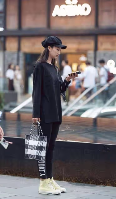 時尚穿搭，打底褲搭配休閒上衣，盡顯知性優雅女人味