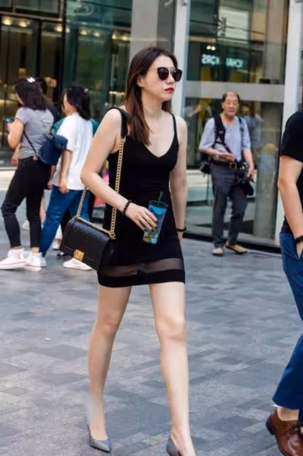 時尚穿搭，打底褲搭配休閒上衣，盡顯知性優雅女人味