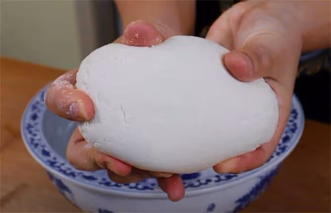 炕鍋盔，純正麥香味，個頭和鍋蓋一樣大，越嚼越香，夾菜吃超過癮