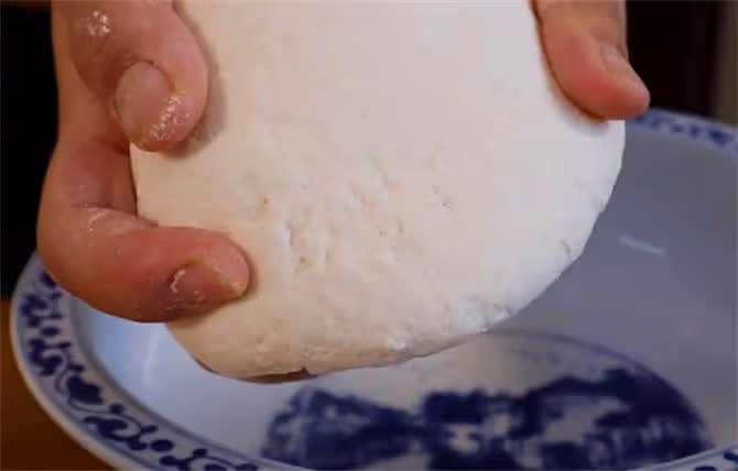 炕鍋盔，純正麥香味，個頭和鍋蓋一樣大，越嚼越香，夾菜吃超過癮