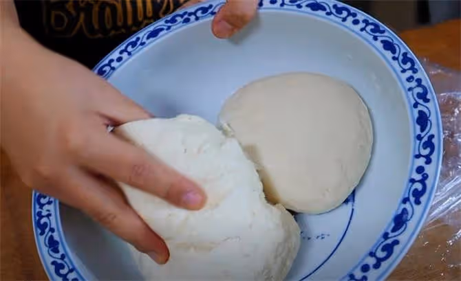 炕鍋盔，純正麥香味，個頭和鍋蓋一樣大，越嚼越香，夾菜吃超過癮