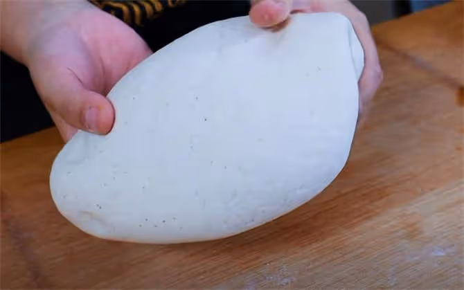 炕鍋盔，純正麥香味，個頭和鍋蓋一樣大，越嚼越香，夾菜吃超過癮